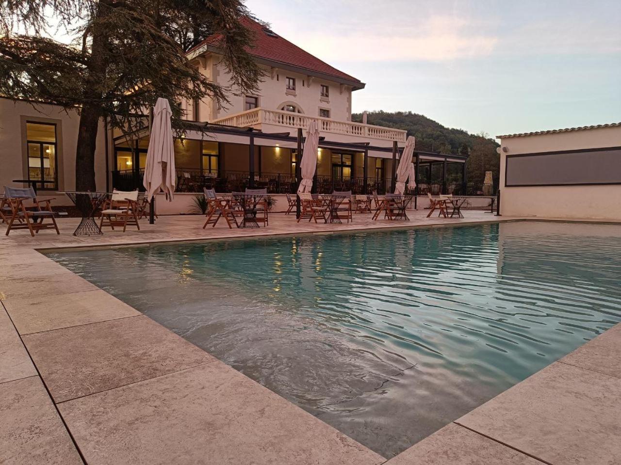 Sequoias Golf & Ressort Hotell Ruy-Montceau Exteriör bild