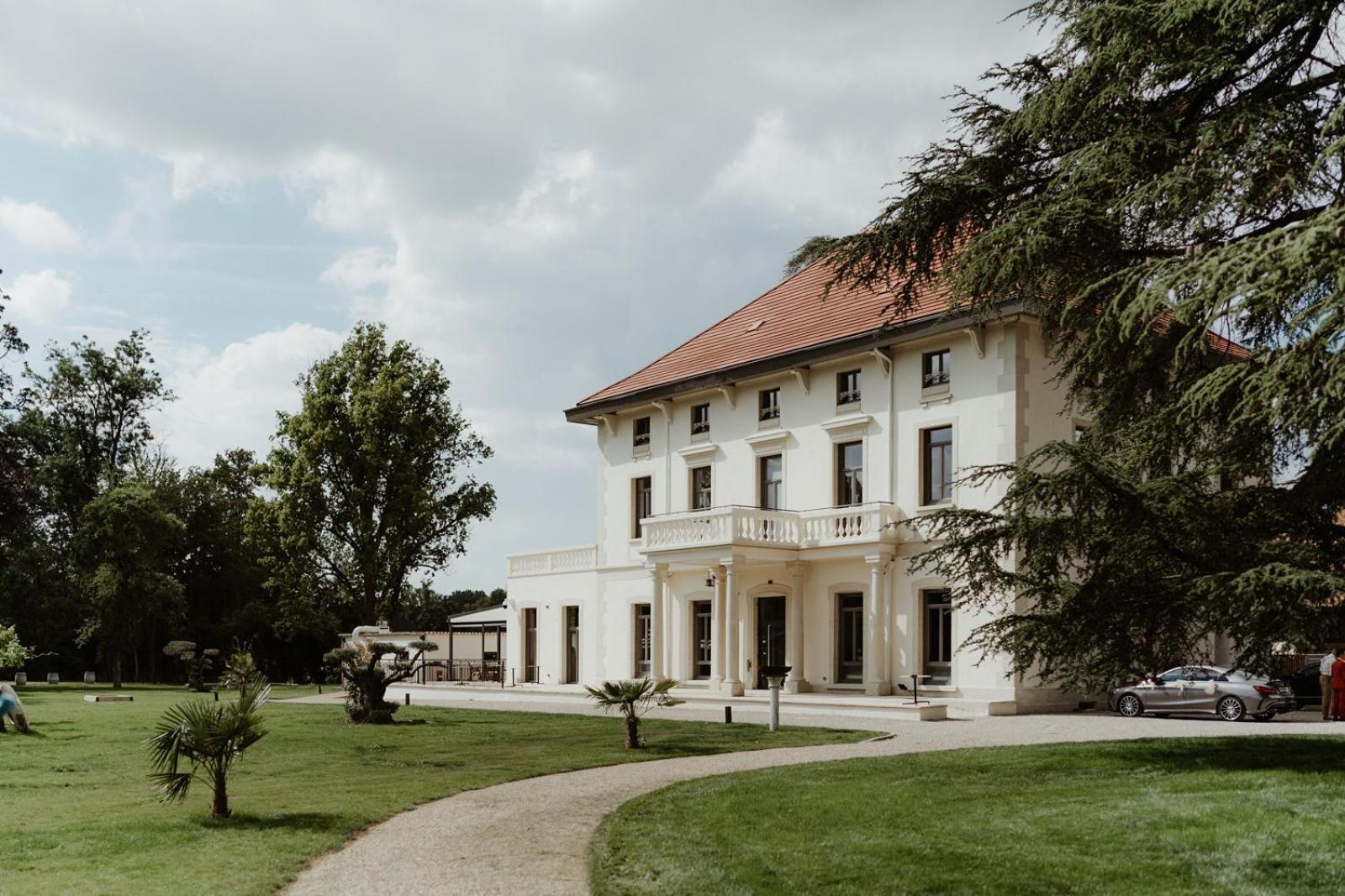 Sequoias Golf & Ressort Hotell Ruy-Montceau Exteriör bild