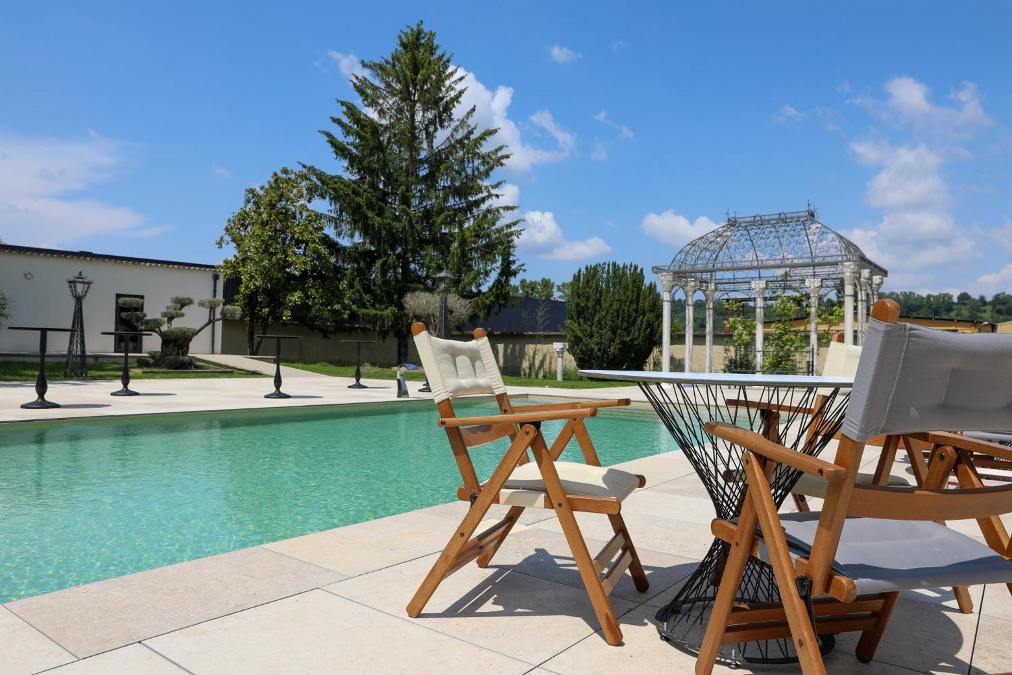 Sequoias Golf & Ressort Hotell Ruy-Montceau Exteriör bild